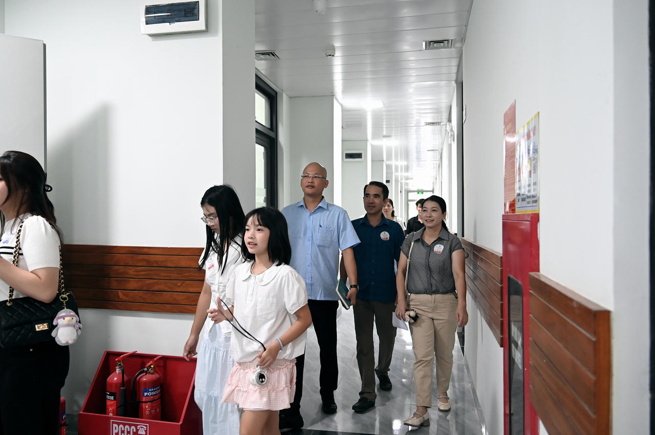 Tân sinh viên Khóa 51 của Trường Đại học Luật Hà Nội háo hức nhập học tại Cơ sở đào tạo tỉnh Bắc Ninh