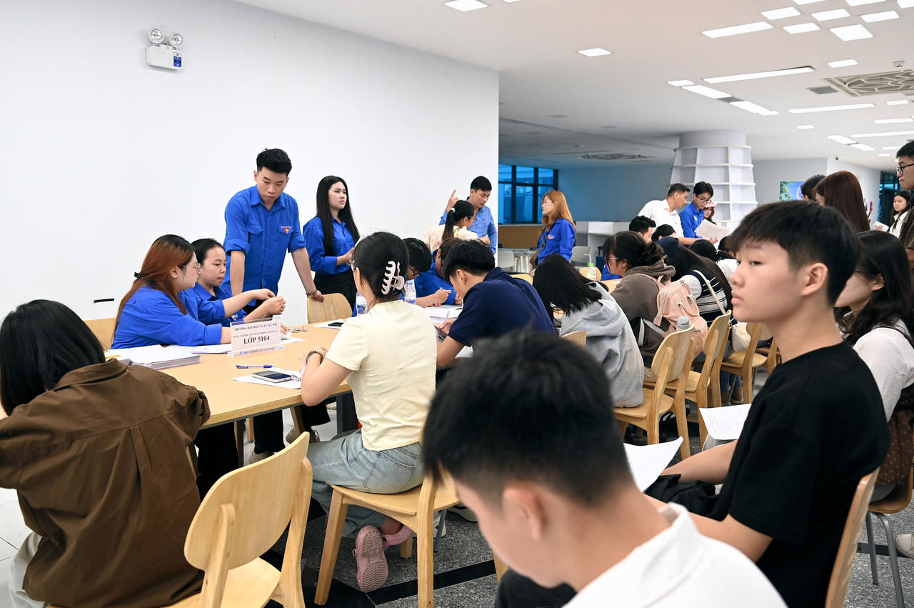Tân sinh viên Khóa 51 của Trường Đại học Luật Hà Nội háo hức nhập học tại Cơ sở đào tạo tỉnh Bắc Ninh