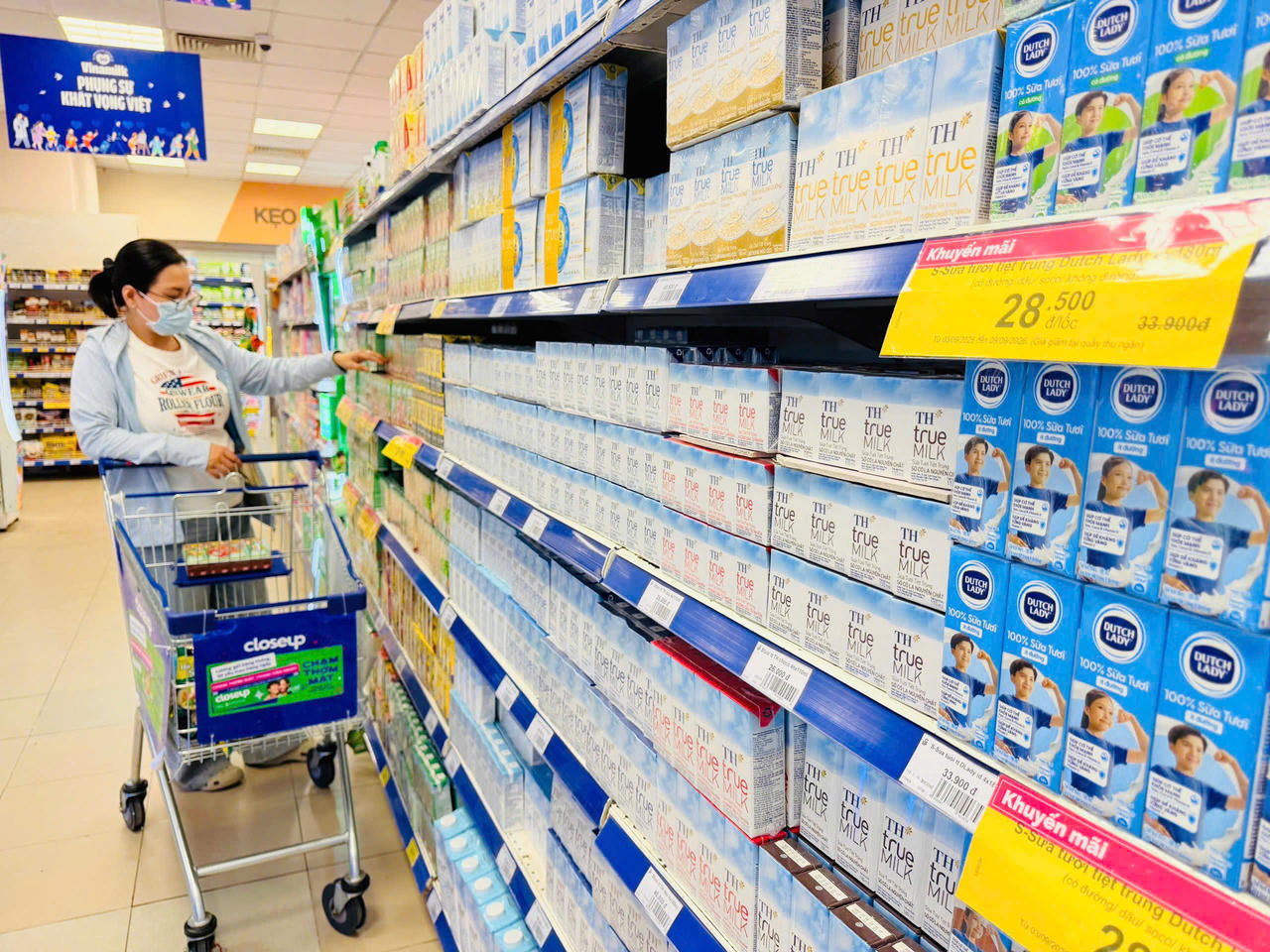 Các sản phẩm dinh dưỡng và thực phẩm học đường đến từ nhiều thương hiệu quen thuộc được bố trí đa dạng tại các điểm bán. Ảnh: Saigon Co.op