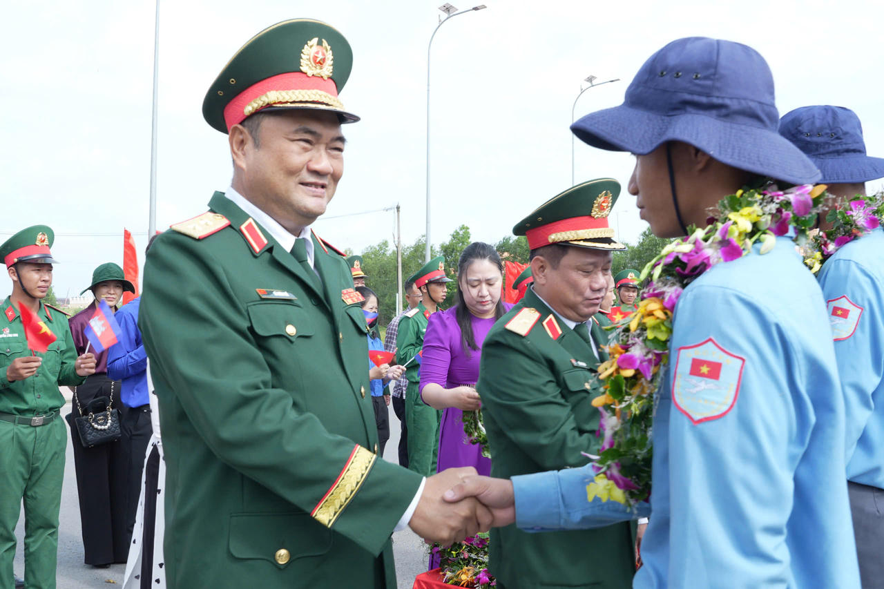 Trung tướng Lê Xuân Thế và Thiếu tướng Trần Chí Tâm tặng hoa, động viên cán bộ, chiến sĩ Đội K trước giờ lên đường làm nhiệm vụ. Ảnh: Lê Huy