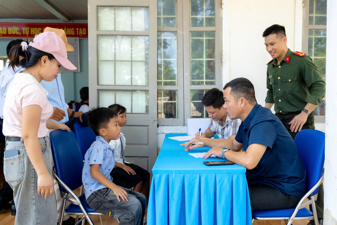 Công an tỉnh Quảng Trị tiếp sức học sinh vùng cao đến trường