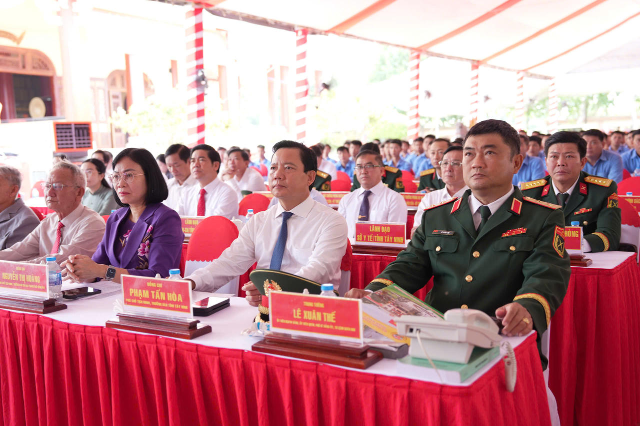 Trung tướng Lê Xuân Thế - Ủy viên Ban Chấp hành Trung ương Đảng, Ủy viên Quân ủy Trung ương, Phó Bí thư Đảng ủy, Tư lệnh Quân khu; lãnh đạo tỉnh Tây Ninh, thành phố Đồng Nai và các đại biểu dự lễ. Ảnh: Lê Huy