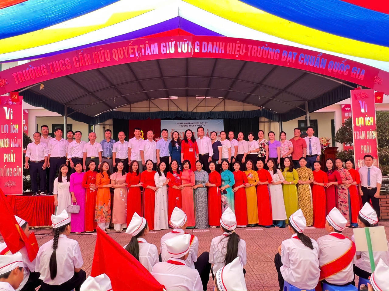 Thầy cô giáo có vai trò đặc biệt quan trọng trong việc hình thành nhân cách học sinh