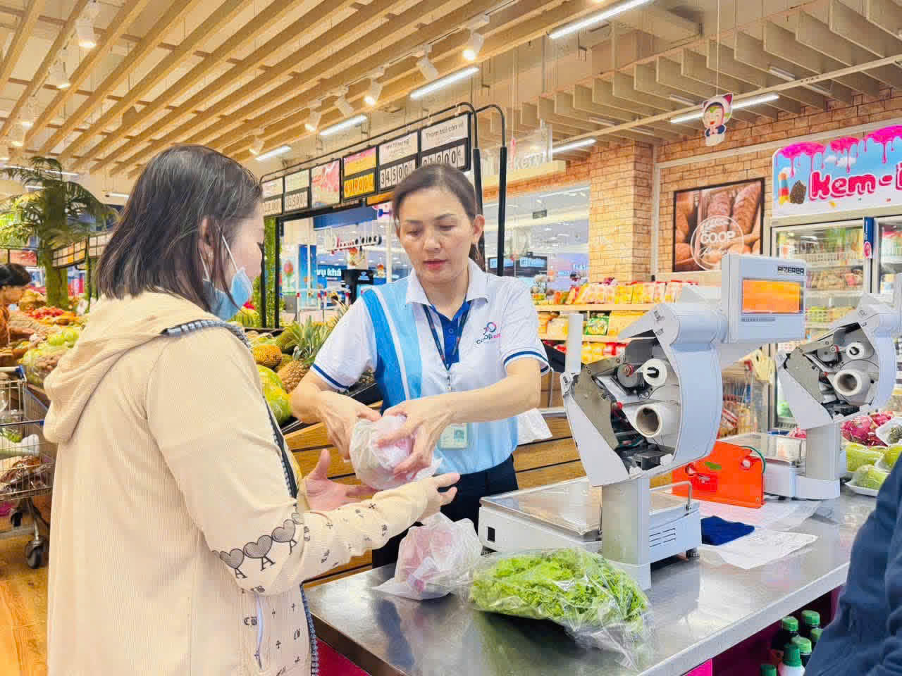 Ưu đãi từ chương trình 30 năm Tự hào siêu thị Việt vẫn đang tiếp tục sôi động với đa dạng quyền lợi dành cho khách hàng. Ảnh: Saigon Co.op