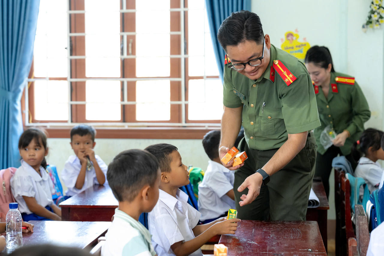 Công an tỉnh Quảng Trị tiếp sức học sinh vùng cao đến trường
