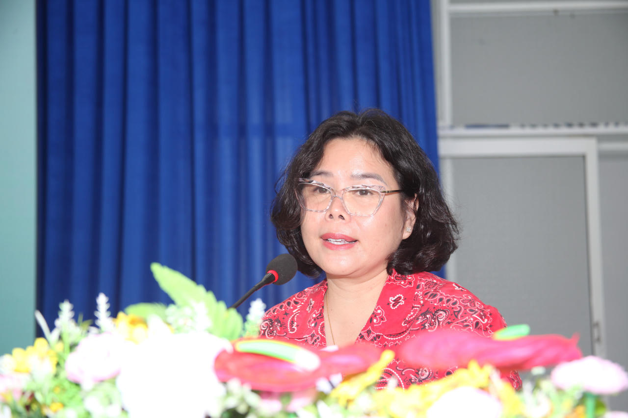 Bà Trương Cẩm Thanh - Phó Tổng Giám đốc Công ty Cổ phần Tập đoàn VNG, Chủ tịch Hội đồng quản lý kiêm Giám đốc Quỹ Kiến tạo Ước mơ, đại diện đơn vị tài trợ, phát biểu tại buổi lễ (Ảnh: T.N).