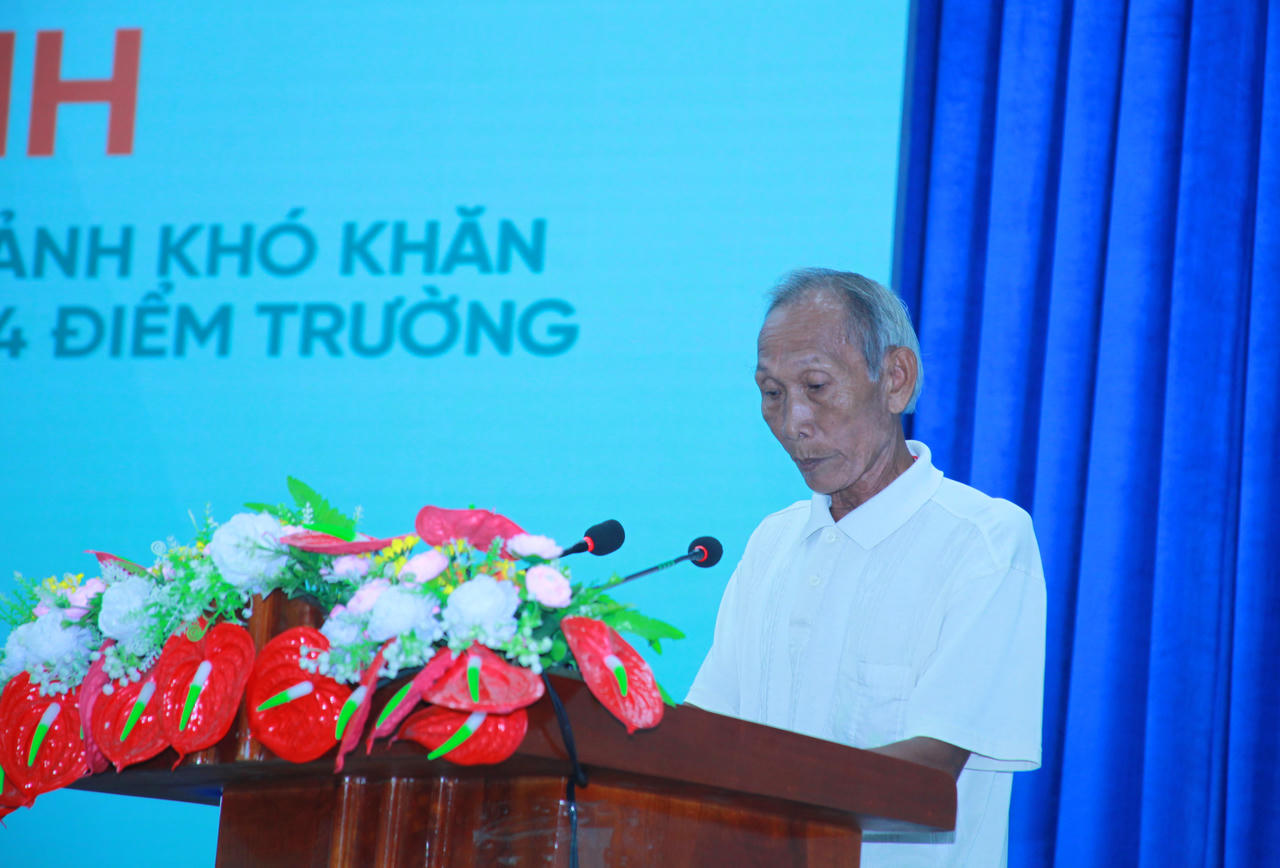 Ông Trần Công Định, đại diện các hộ gia đình được hỗ trợ, phát biểu cảm ơn các đơn vị tài trợ (Ảnh: T.N).