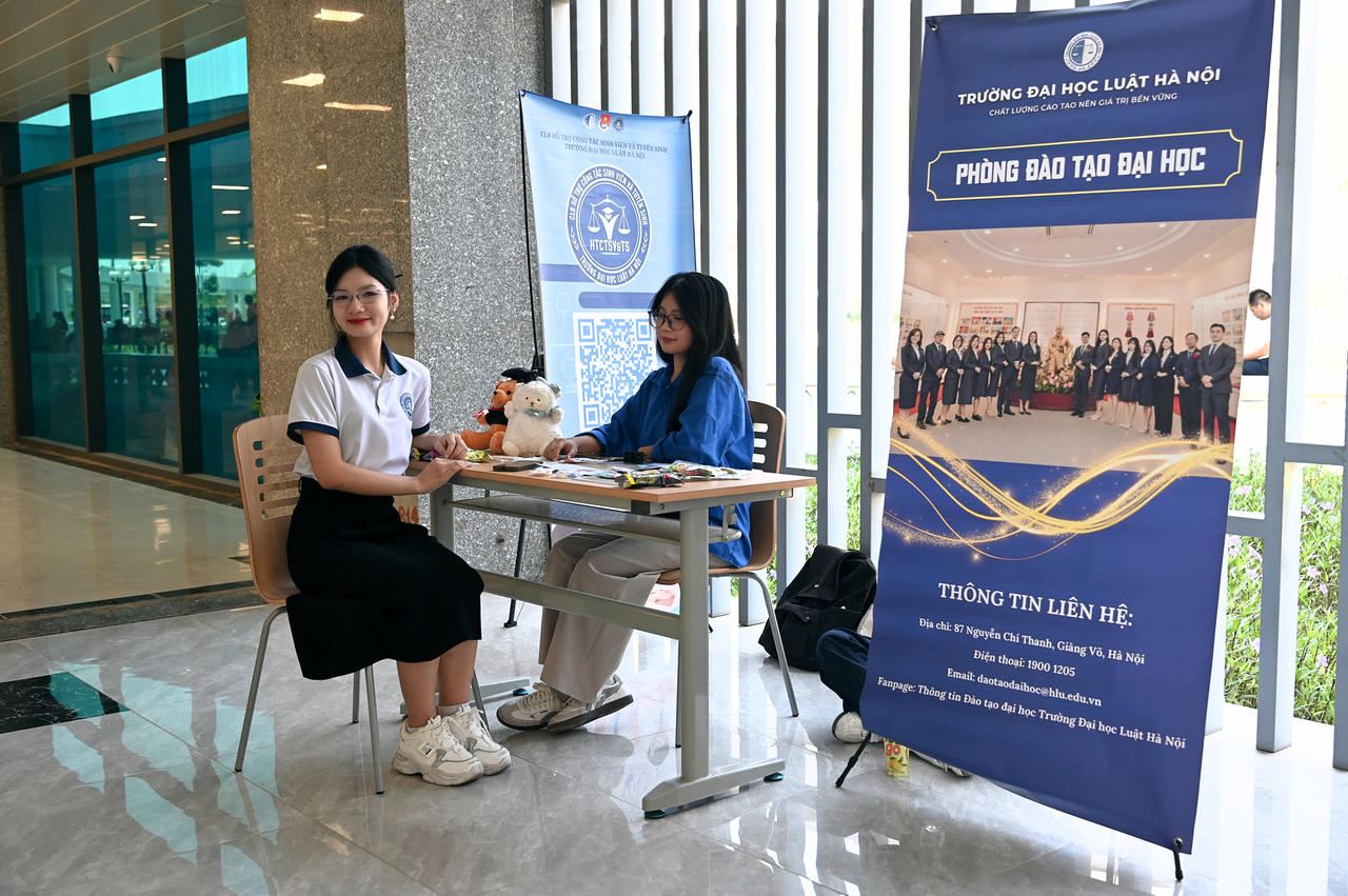 Tân sinh viên Khóa 51 của Trường Đại học Luật Hà Nội háo hức nhập học tại Cơ sở đào tạo tỉnh Bắc Ninh