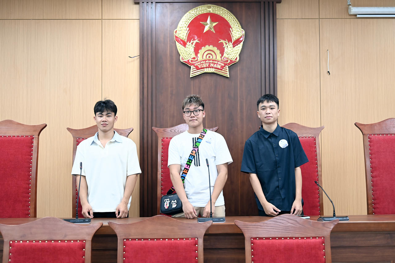 Tân sinh viên Khóa 51 của Trường Đại học Luật Hà Nội háo hức nhập học tại Cơ sở đào tạo tỉnh Bắc Ninh