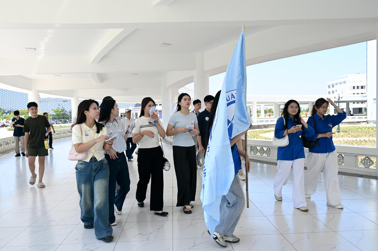 Tân sinh viên Khóa 51 của Trường Đại học Luật Hà Nội háo hức nhập học tại Cơ sở đào tạo tỉnh Bắc Ninh