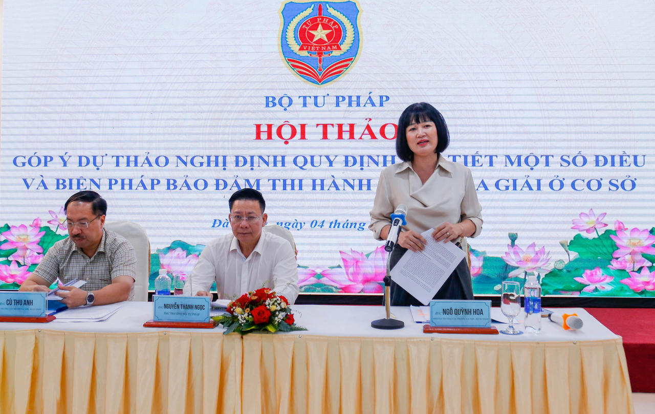 Phó Cục trưởng Cục Phổ biến, giáo dục pháp luật và Trợ giúp pháp lý Ngô Quỳnh Hoa trình bày những nội dung cơ bản của dự thảo Nghị định quy định chi tiết một số điều và biện pháp thi hành Luật Hòa giải ở cơ sở