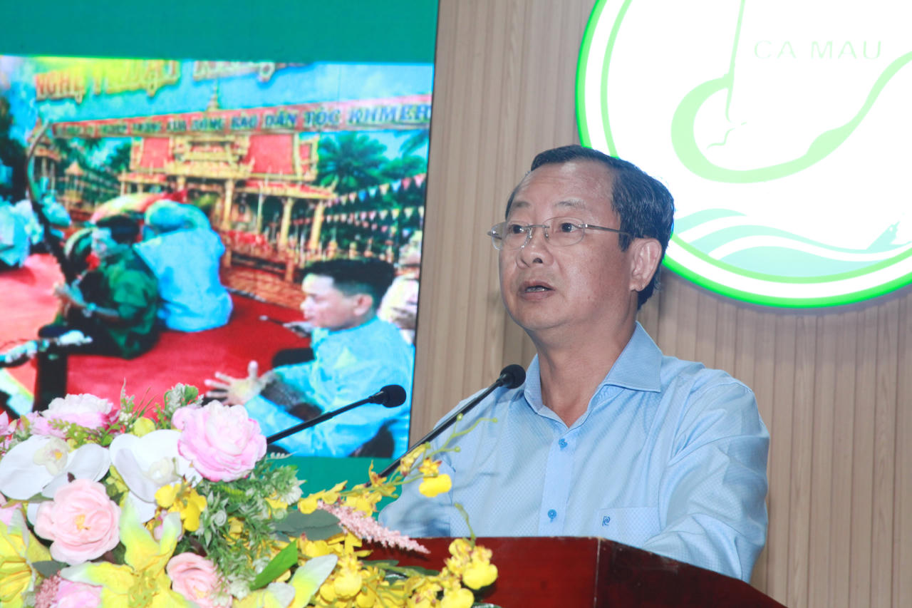 Ông Nguyễn Quốc Thanh - Tỉnh ủy viên, Giám đốc Sở Văn hóa, Thể thao và Du lịch tỉnh Cà Mau, báo cáo tóm tắt tại Hội nghị. (Ảnh: T.N).
