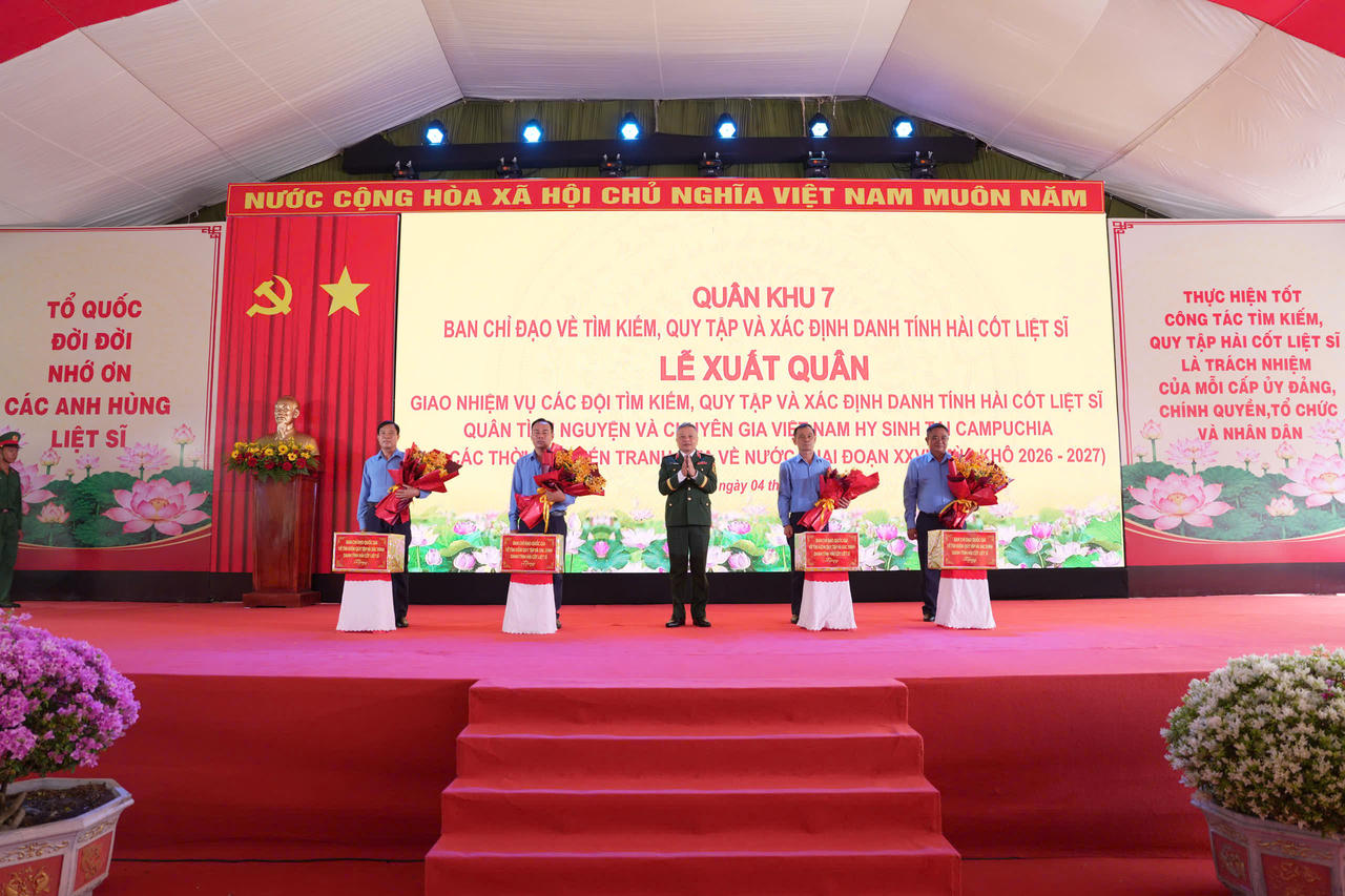Thượng tướng Lê Quang Minh, Phó Chủ nhiệm Tổng cục Chính trị Quân đội nhân dân Việt Nam tặng quà động viên các Đội K. Ảnh: Lê Huy
