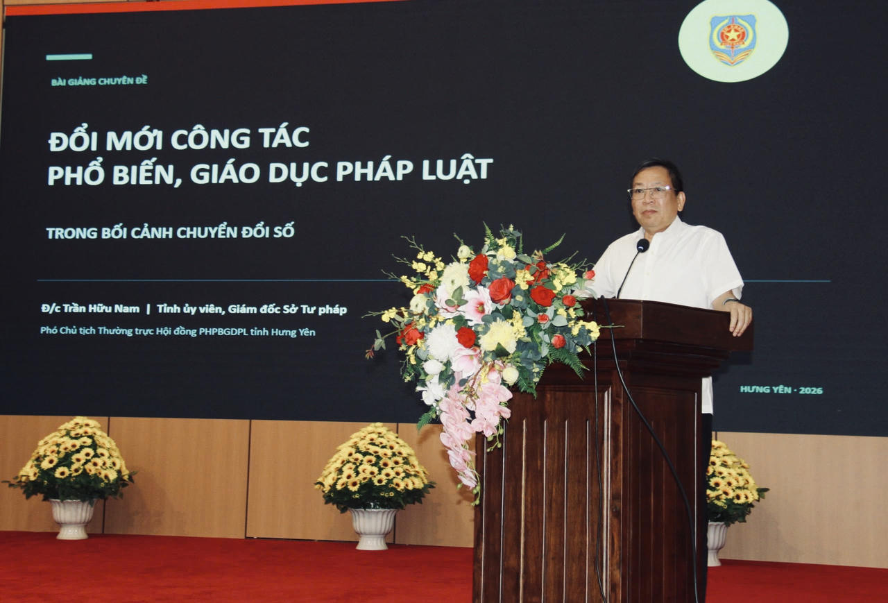 Ông Trần Hữu Nam, Tỉnh ủy viên, Giám đốc Sở Tư pháp, Phó Chủ tịch Thường trực Hội đồng Phối hợp phổ biến, giáo dục pháp luật tỉnh Hưng Yên truyền đạt chuyên đề “Đổi mới công tác phổ biến, giáo dục pháp luật trong bối cảnh chuyển đổi số”. (Ảnh Vũ Hùng)