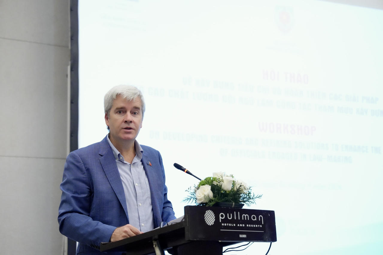 Phó trưởng ban Hợp tác, Phái đoàn Liên minh châu Âu tại Việt Nam Gonzalo De La Rosa phát biểu tại hội thảo.