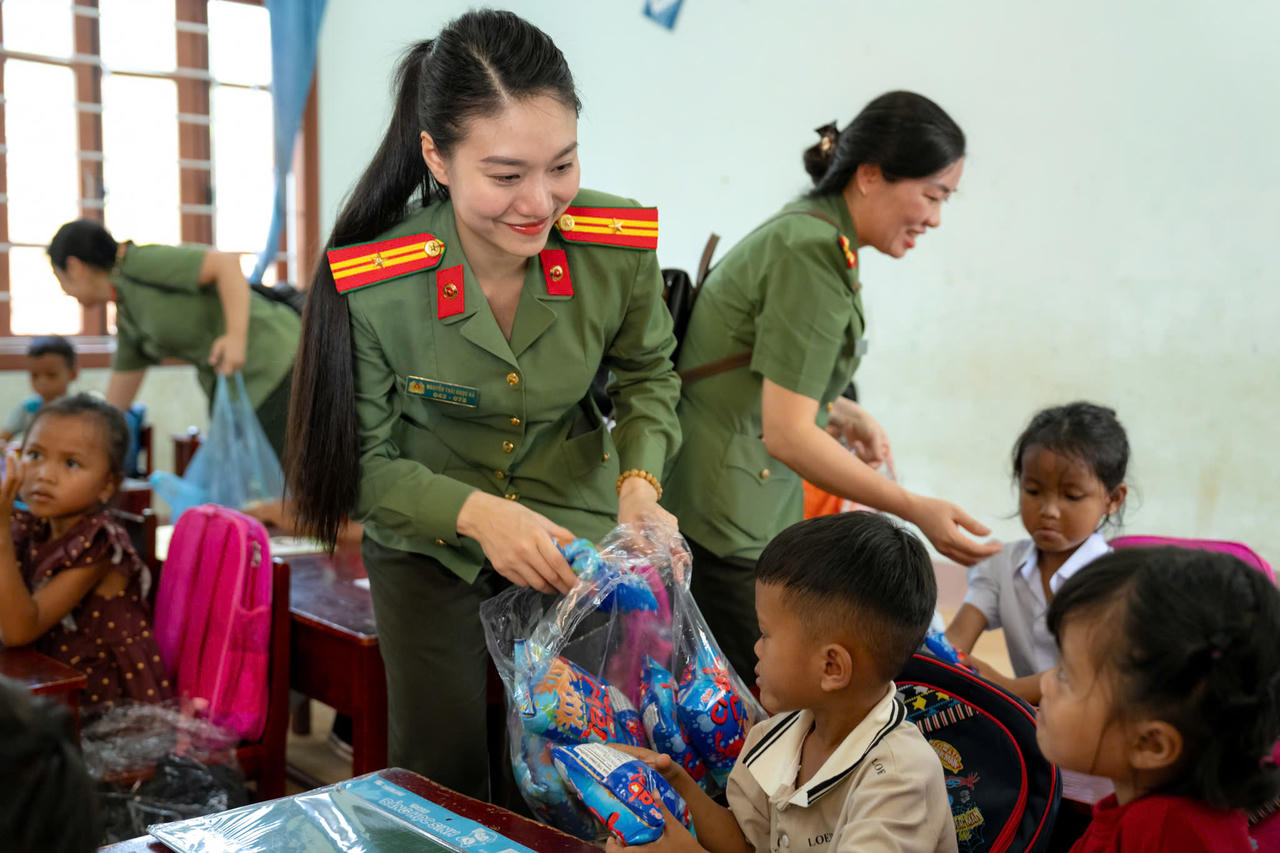Công an tỉnh Quảng Trị tiếp sức học sinh vùng cao đến trường