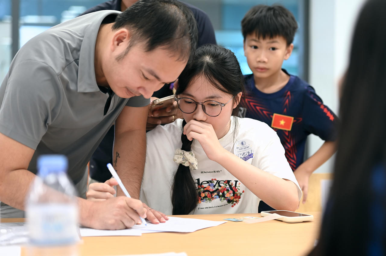Tân sinh viên Khóa 51 của Trường Đại học Luật Hà Nội háo hức nhập học tại Cơ sở đào tạo tỉnh Bắc Ninh