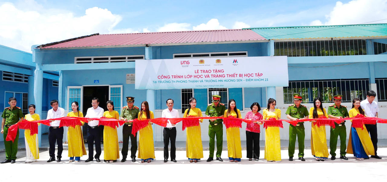 Kết thúc chương trình, các đại biểu đến hai điểm trường được hỗ trợ xây dựng, thực hiện nghi thức cắt băng khánh thành và tham quan các công trình...