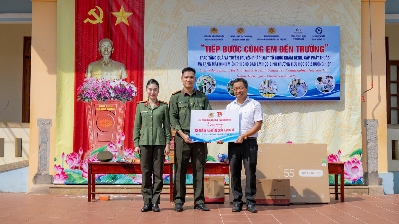 Công an tỉnh Quảng Trị tiếp sức học sinh vùng cao đến trường