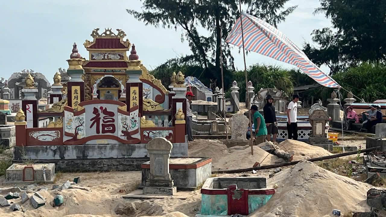 Công tác di dời mồ mả đang được người dân phường Thuận An tập trung triển khai. (Ảnh: P. Thuận An)