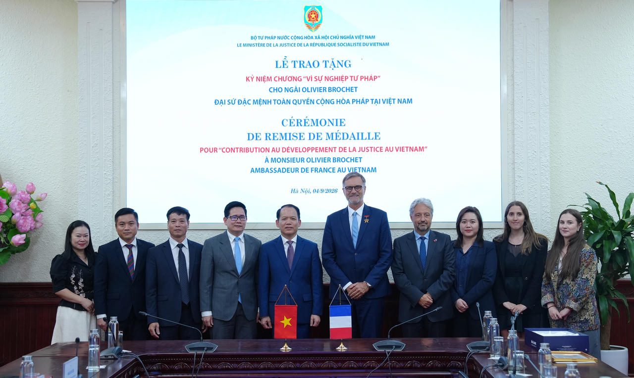 Bộ trưởng Bộ Tư pháp Hoàng Thanh Tùng, Ngài đại sứ Olivier Brochet chụp ảnh lưu niệm cùng đại biểu hai Bên.