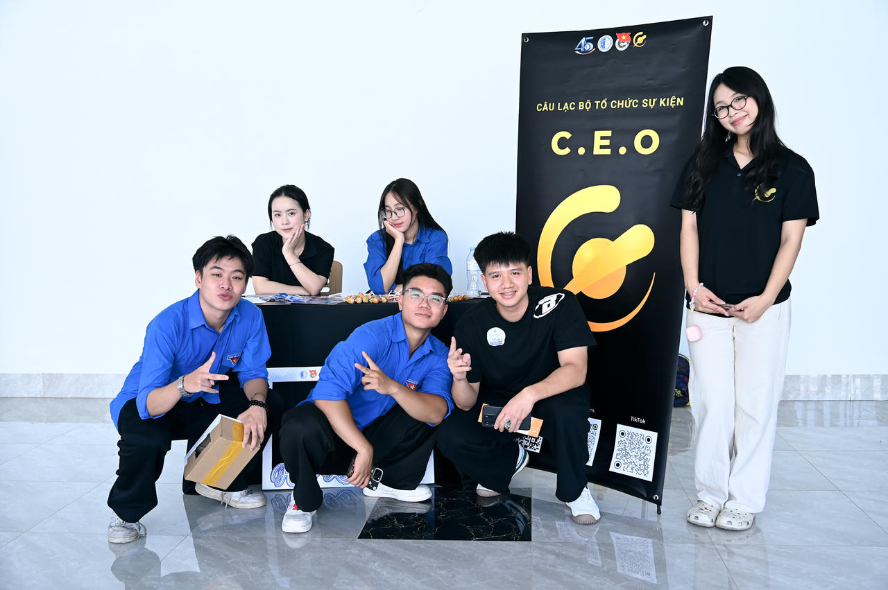 Tân sinh viên Khóa 51 của Trường Đại học Luật Hà Nội háo hức nhập học tại Cơ sở đào tạo tỉnh Bắc Ninh