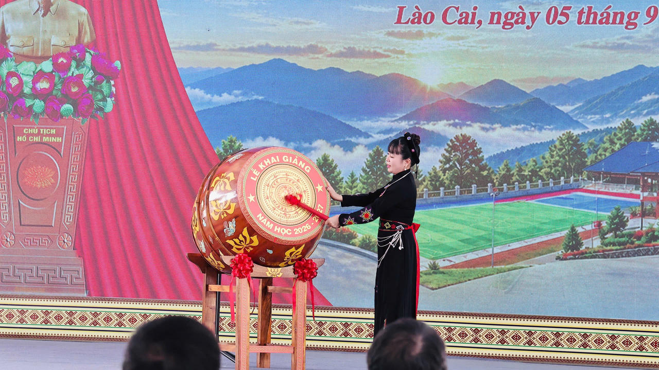 Nghi thức đánh trống khai giảng năm học 2026 -2027 (Ảnh: Trường Hải).