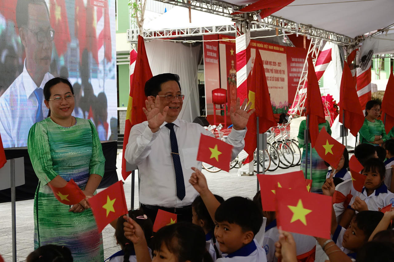 Chủ tịch UBND tỉnh An Giang Hồ Văn Mừng dự lễ khai giảng năm học mới tại điểm trường Phổ thông nội trú Tiểu học và THCS Giang Thành. 