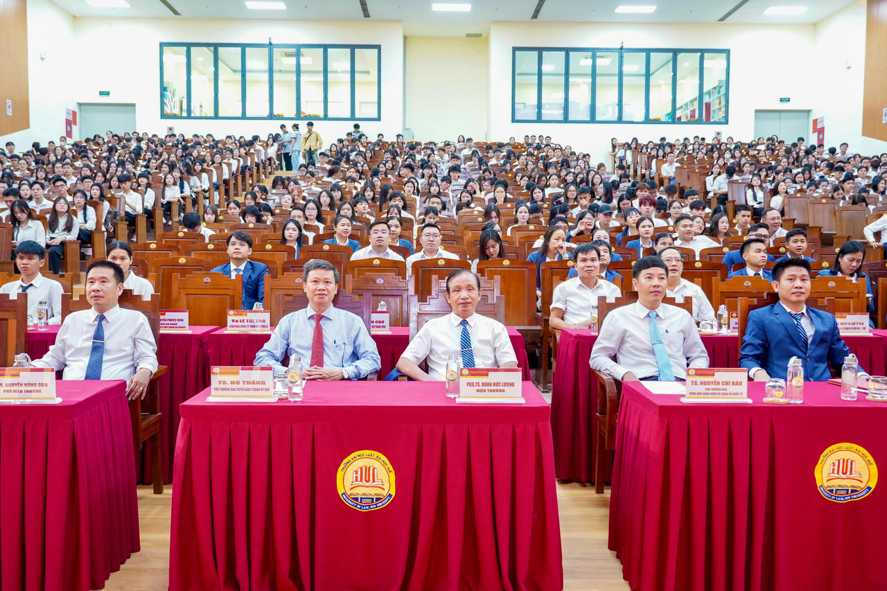 Lễ khai giảng chào đón hơn 1.000 tân sinh viên khóa 50 (K50), cùng sinh viên các khóa K47, K48, K49 và người học ở các bậc đào tạo chính thức bước vào năm học mới, tiếp tục hành trình học tập và rèn luyện tại trường. (Ảnh: N.Thà).