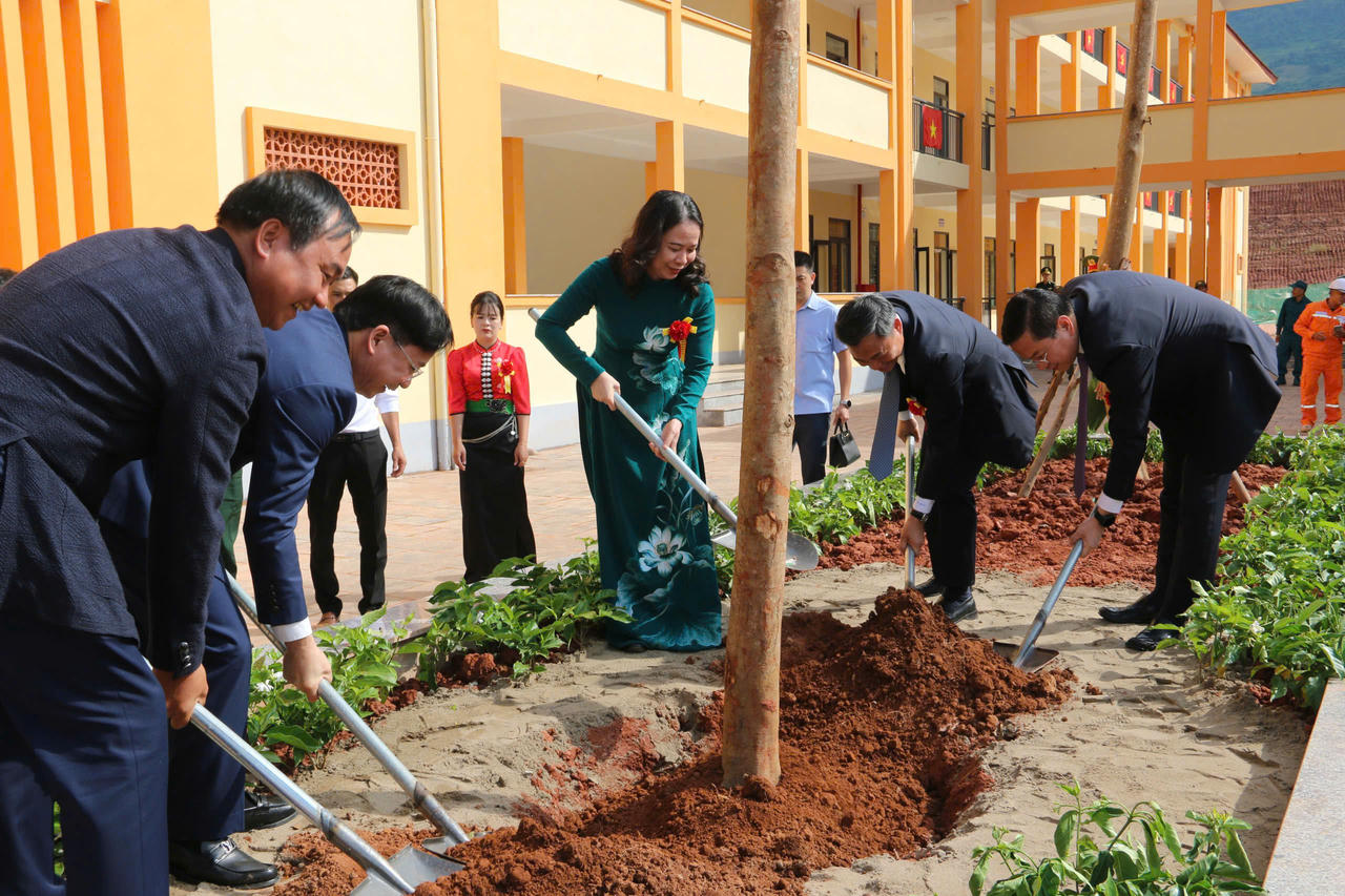 Phó Chủ tịch nước Võ Thị Ánh Xuân cùng đoàn công tác trồng cây lưu niệm tại Trường Phổ thông nội trú Tiểu học và THCS Chiềng Sơn (Ảnh: PV).