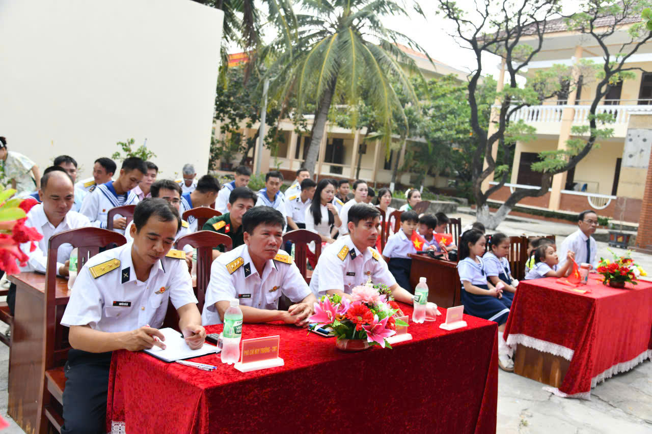 Quang cảnh khai giảng tại Trường Tiểu học Sinh Tồn.