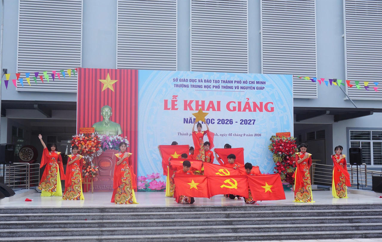 Toàn cảnh lễ khai giảng năm học 2026–2027 của Trường THPT Võ Nguyên Giáp. Ảnh: Quốc Toàn.
