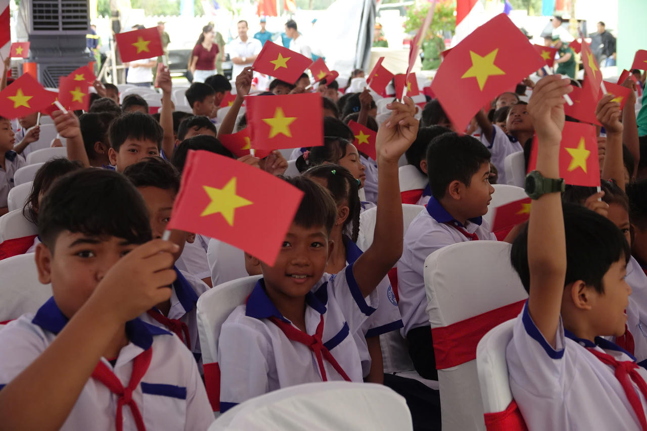 Hơn 3.700 học sinh vùng biên An Giang hòa cùng không khí khai giảng năm học mới trên cả nước. 