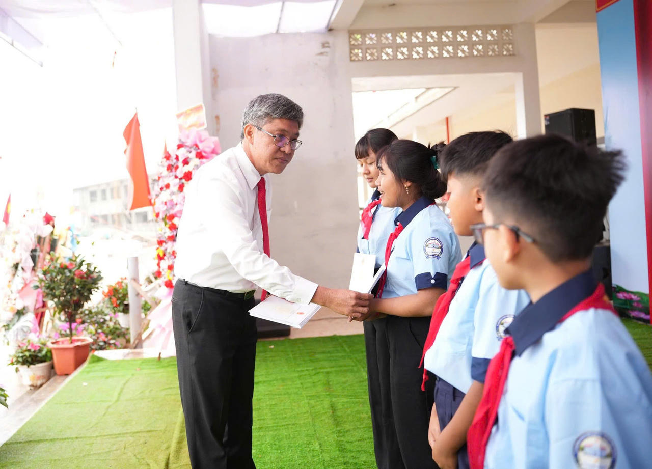 Ông Nguyễn Minh - Phó Chủ tịch tỉnh Lâm Đồng tặng quà các em học sinh Trường Phổ thông nội trú TH&THCS Quảng Trực trong ngày khai giảng. (Ảnh: T.Thành)