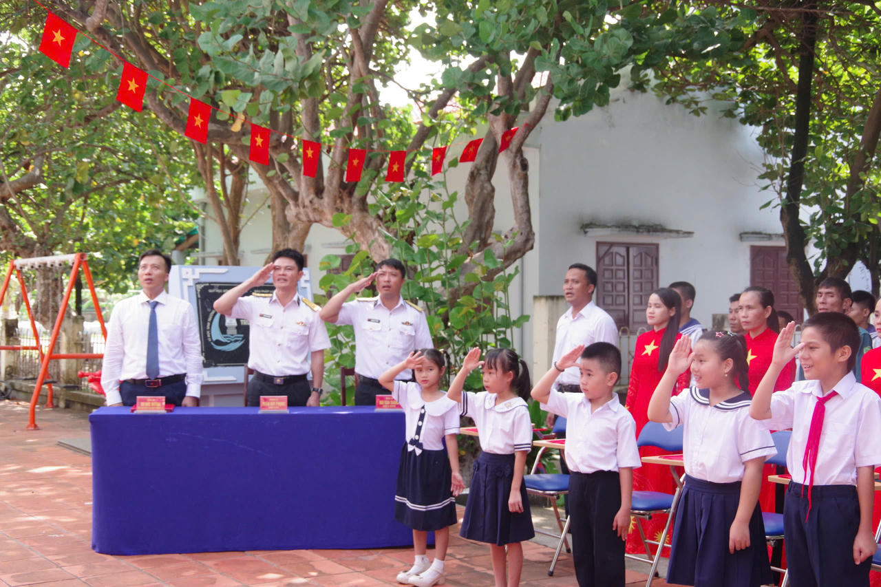 Lễ chào cờ trang nghiêm trong buổi Lễ khai giảng tại trường tiểu học Trường Sa.