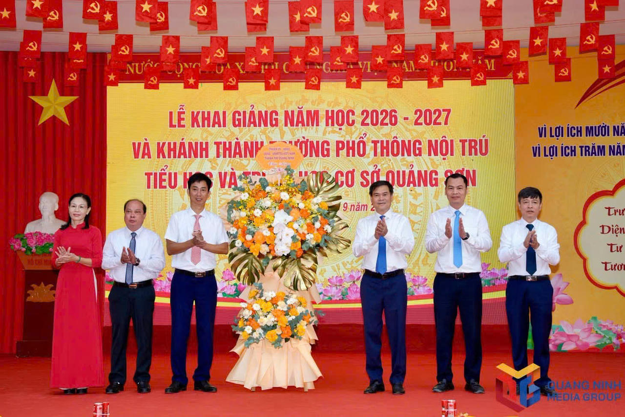 Chủ tịch UBND TP Quảng Ninh Bùi Văn Khắng dự Lễ khai giảng & tặng hoa chúc mừng Trường PT nội trú TH&THCS Quảng Sơn. (ảnh Quảng Ninh)