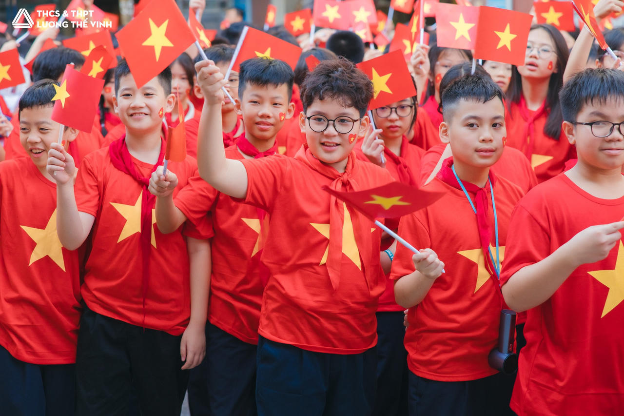 Thủ tướng Chính phủ Lê Minh Hưng và Bộ trưởng Bộ Giáo dục và Đào tạo Hoàng Minh Sơn dự lễ khai giảng tại Trường Phổ thông nội trú liên cấp Mường Khương