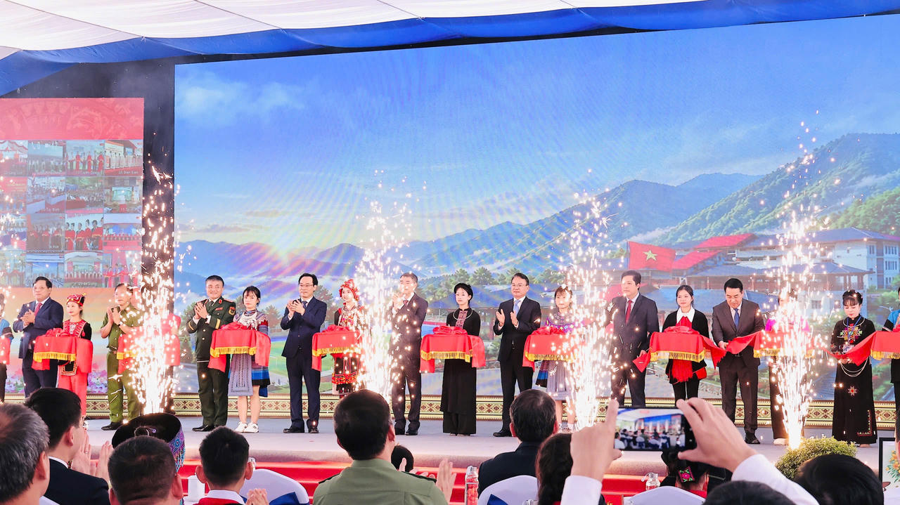 Thủ tướng Chính phủ Lê Minh Hưng cùng các đại biểu cắt băng khánh thành Trường PTDTNT Tiểu học và THCS Mường Khương (Ảnh: Trường Hải)