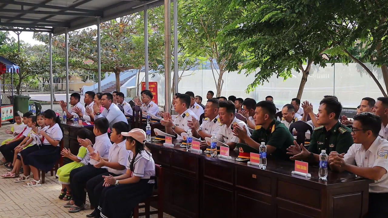 Quang cảnh buổi khai giảng tại trường Tiểu học Đá Tây.