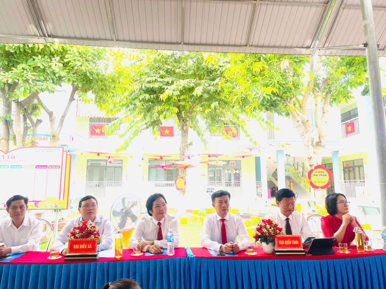 Đại biểu tham dự buổi lễ khai giảng