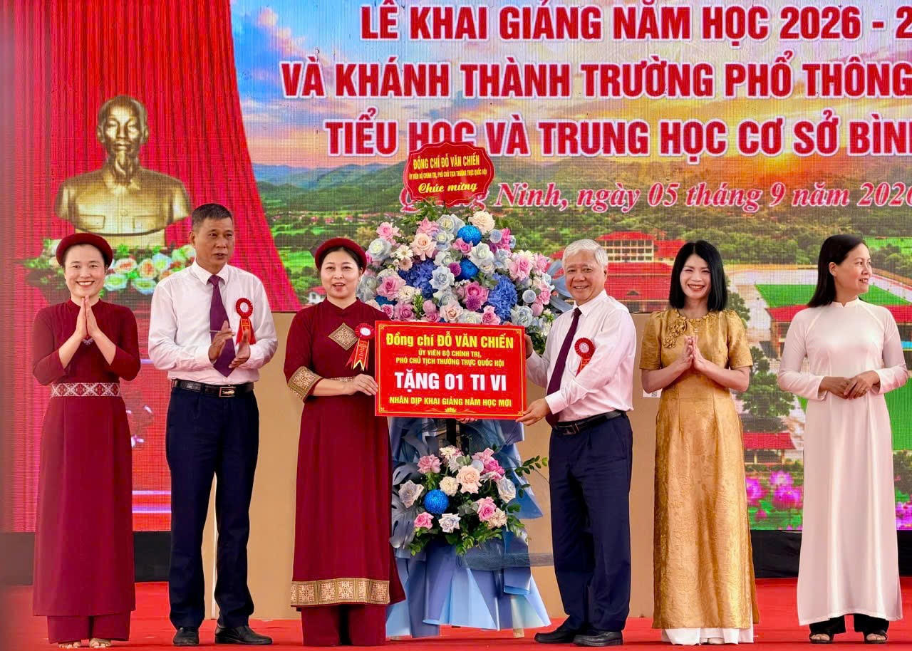 Phó Chủ tịch Thường trực Quốc hội tặng thầy và trò nhà trường một tivi 98inch để phục vụ các hoạt động giáo dục, góp phần hỗ trợ, thúc đẩy chuyển đổi số trong nhà trường. (Ảnh: Đức Dương)