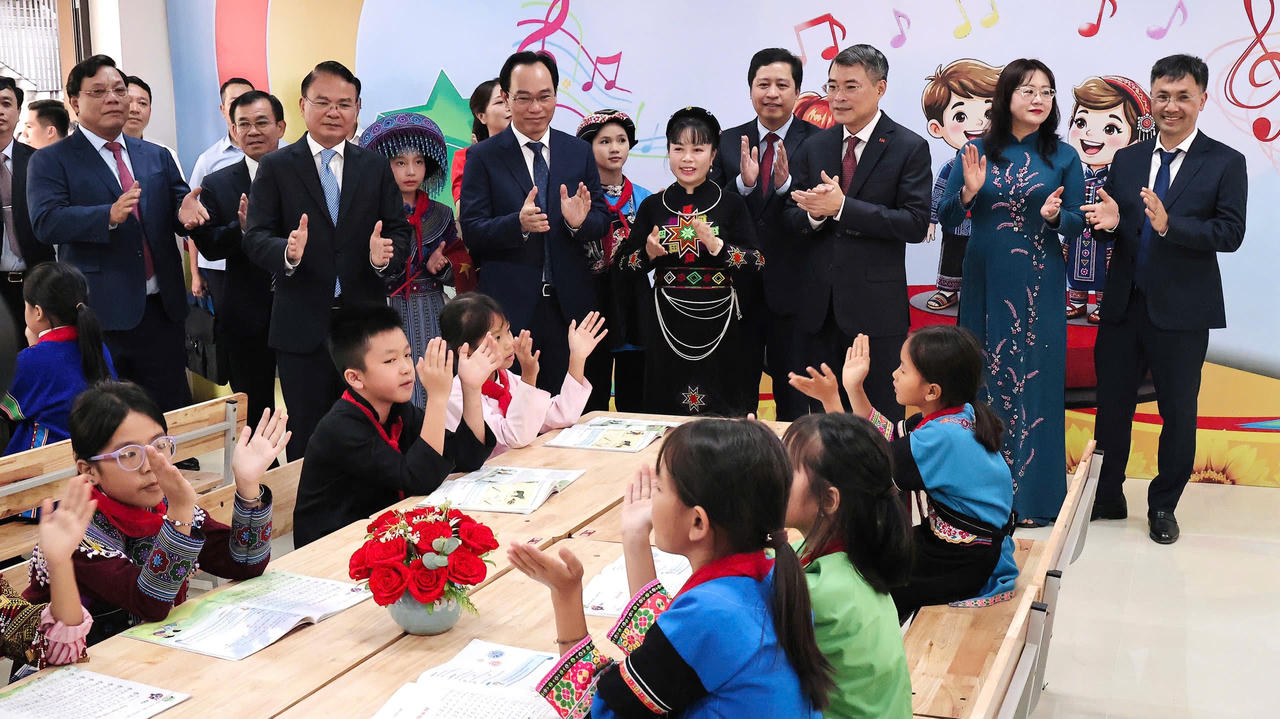Thủ tướng Lê Minh Hưng cùng các đại biểu tham quan cơ sở vật chất nhà trường và điều kiện ăn ở,  học tập của các em học sinh (Ảnh: Trường Hải).