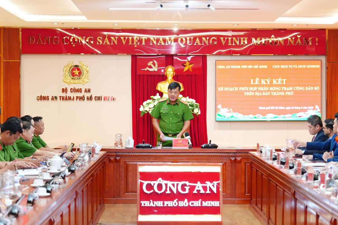 Đại tá Nguyễn Đình Dương - Phó Giám đốc Công an TP HCM phát biểu tại lễ ký kết. Ảnh: H.Khánh