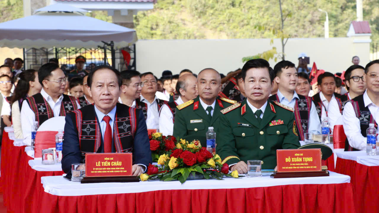 Phó Thủ tướng Chính phủ Lê Tiến Châu; Thượng tướng Đỗ Xuân Tụng, Phó Chủ nhiệm Tổng cục Chính trị Quân đội nhân dân Việt Nam dự Lễ Lễ Khai giảng năm học 2026-2027 và Khánh thành Trường Phổ thông nội trú Tiểu học và Trung học cơ sở Tây Giang (ảnh Vân Anh)