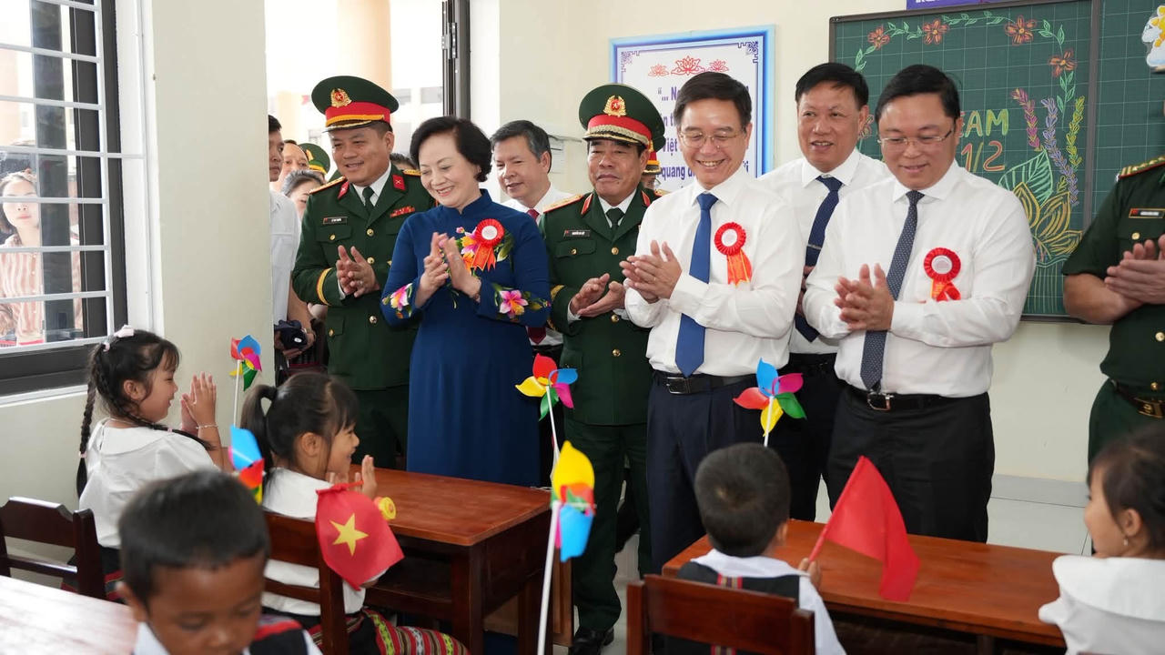 Phó Thủ tướng Phạm Thị Thanh Trà cùng các đại biểu tham quan cơ sở vật chất, các phòng học. (Ảnh: UBND TP Huế)