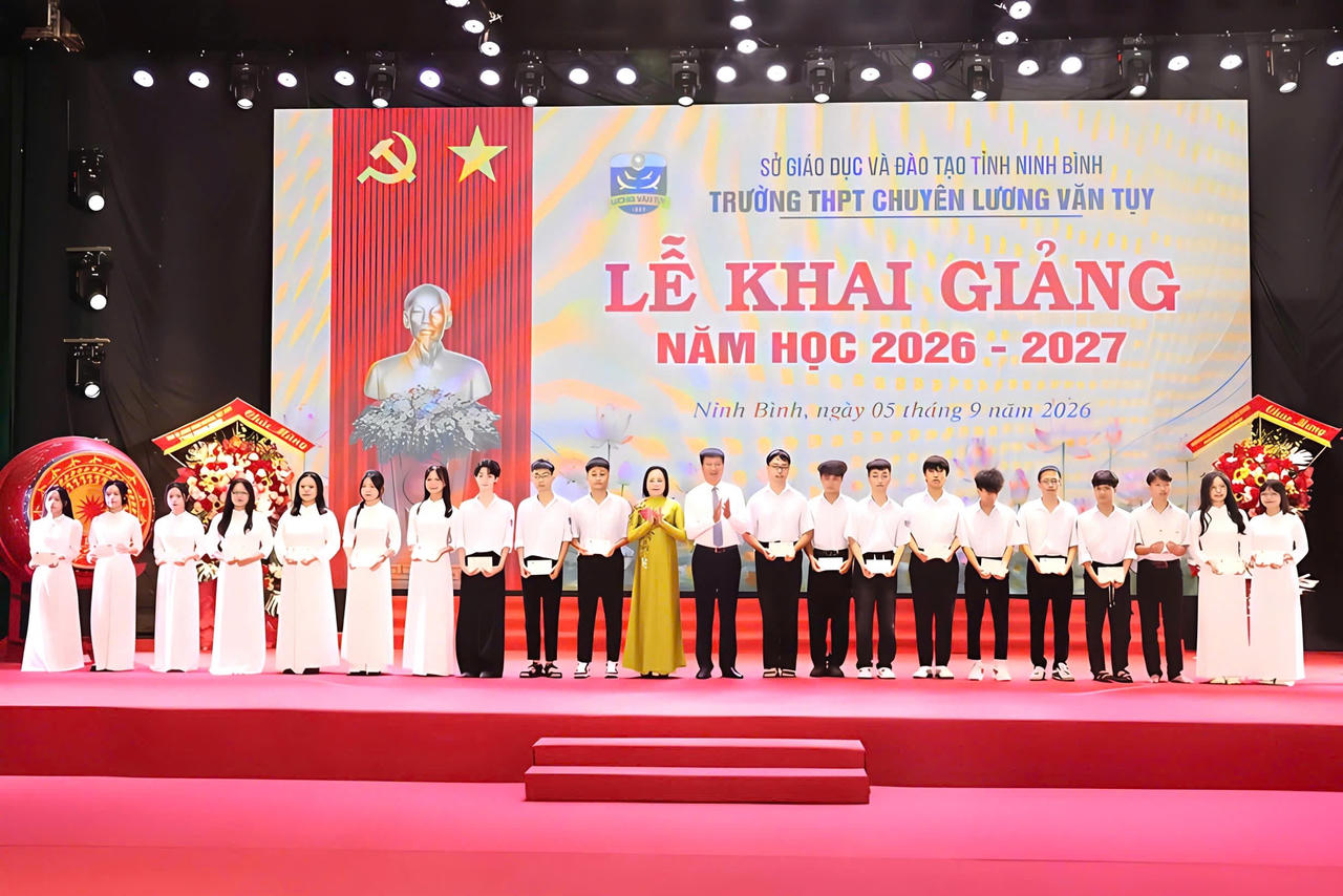Phó Chủ tịch Quốc hội Nguyễn Thị Thanh và Bí thư Tỉnh ủy Ninh Bình Trần Huy Tuấn trao học bổng cho các em học sinh Trường THPT chuyên Lương Văn Tụy (ảnh: Minh Quang)
