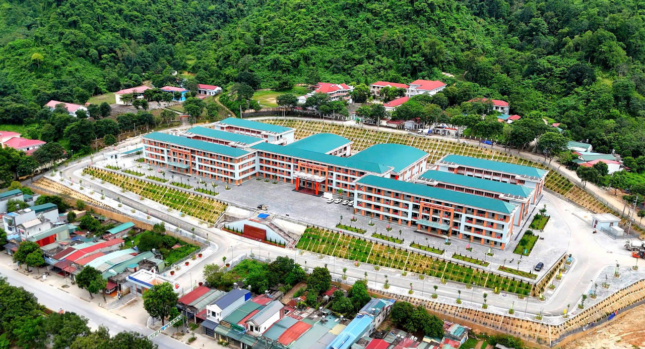 Sau khoảng 10 tháng khẩn trương thi công, Trường Phổ thông Nội trú TH & THCS PETROVIETNAM - Phong Thổ đã cơ bản hoàn thiện đồng bộ.