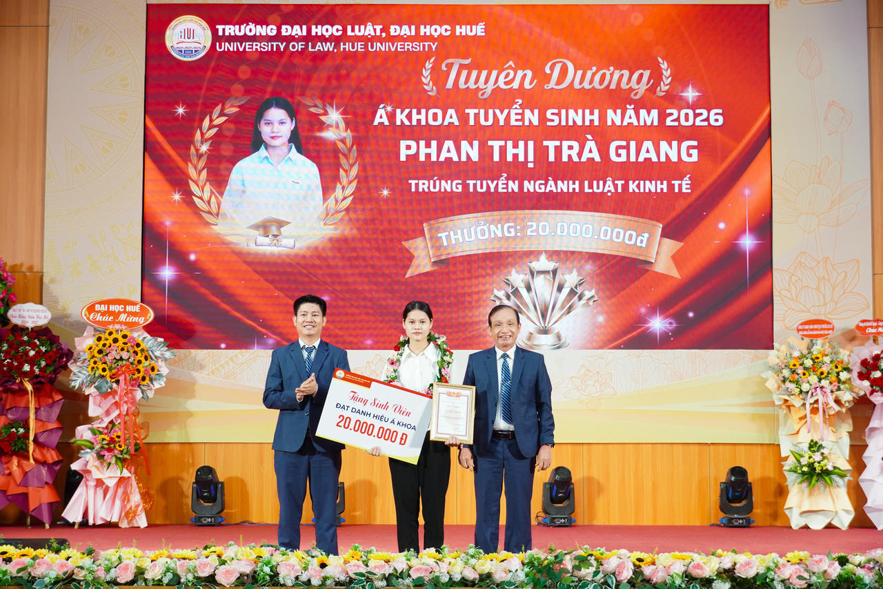 Lãnh đạo Trường ĐH Luật, ĐH Huế trao giấy khen và học bổng cho sinh viên Phan Thị Trà Giang - Á khoa khoá tuyển sinh năm 2026, ngành Luật Kinh tế. (Ảnh: N.Thà)
