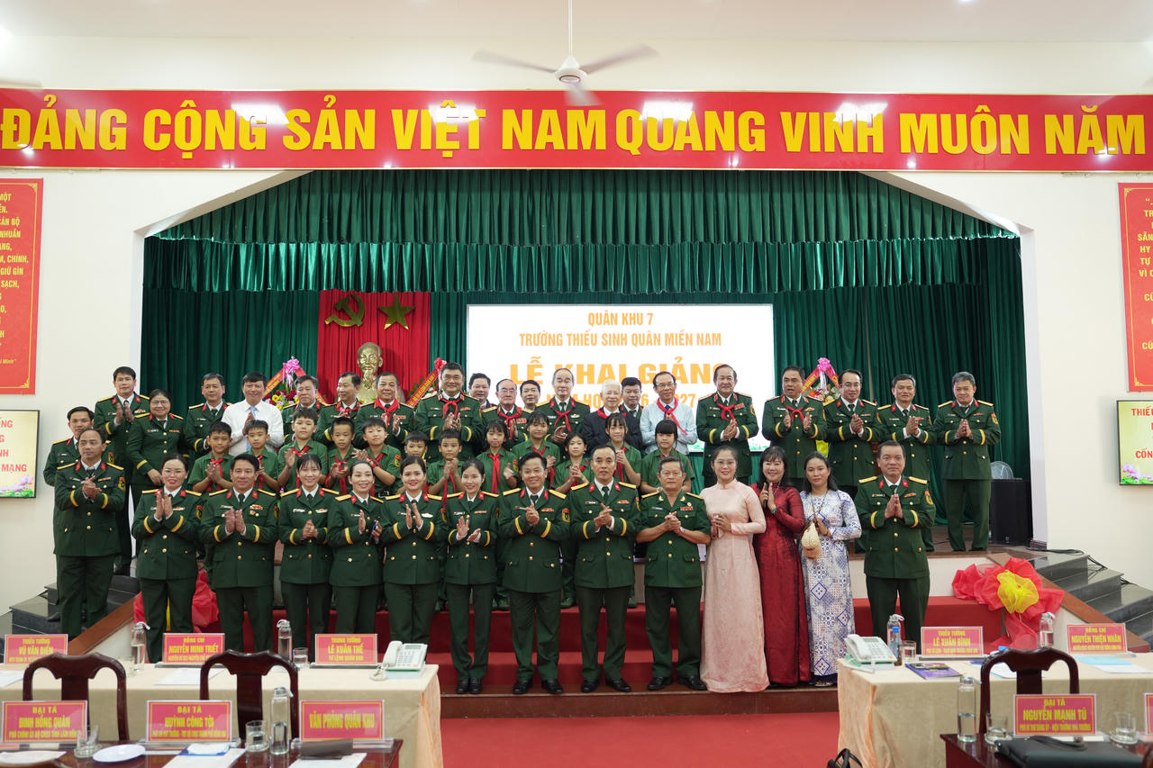 Các đồng chí nguyên lãnh đạo Đảng, Nhà nước, Bộ Quốc phòng, Thủ trưởng Quân khu cùng Ban Giám hiệu và các em học sinh tại lễ khai giảng. Ảnh: Lê Huy