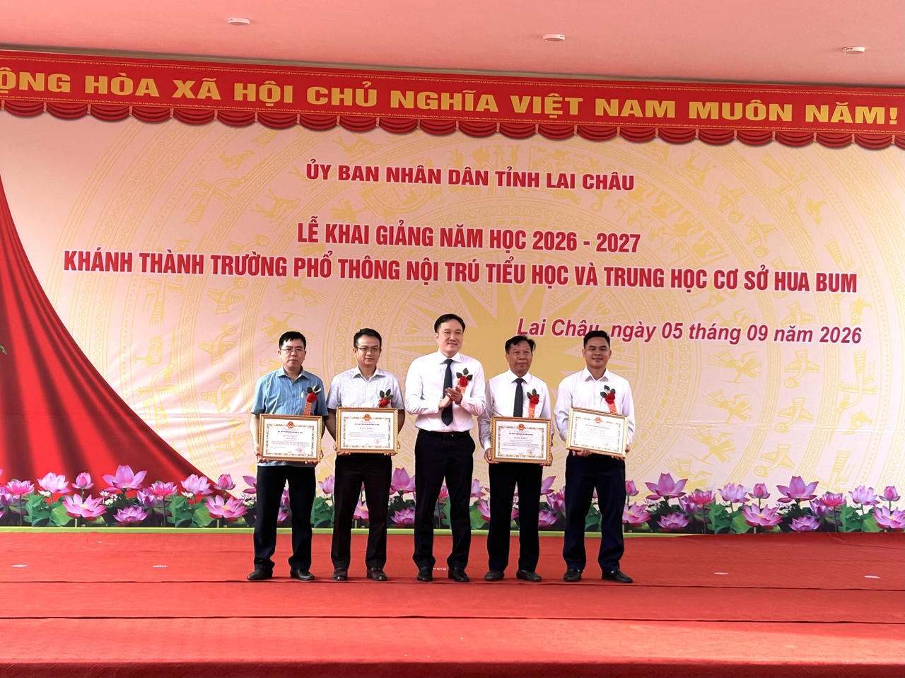 Ông Nguyễn Tuấn Anh, Ủy viên dự khuyết Ban Chấp hành Trung ương Đảng, Phó Bí thư Thường trực Tỉnh ủy Lai Châu đã trao bằng khen của Chủ tịch UBND tỉnh cho các đồng chí có thành tích xuất sắc trong triển khai, thực hiện xây dựng trường phổ thông nội trú liên cấp tiểu học và trung học cơ sở tại các xã biên giới trên địa bàn tỉnh. (Ảnh: Tống Bao)